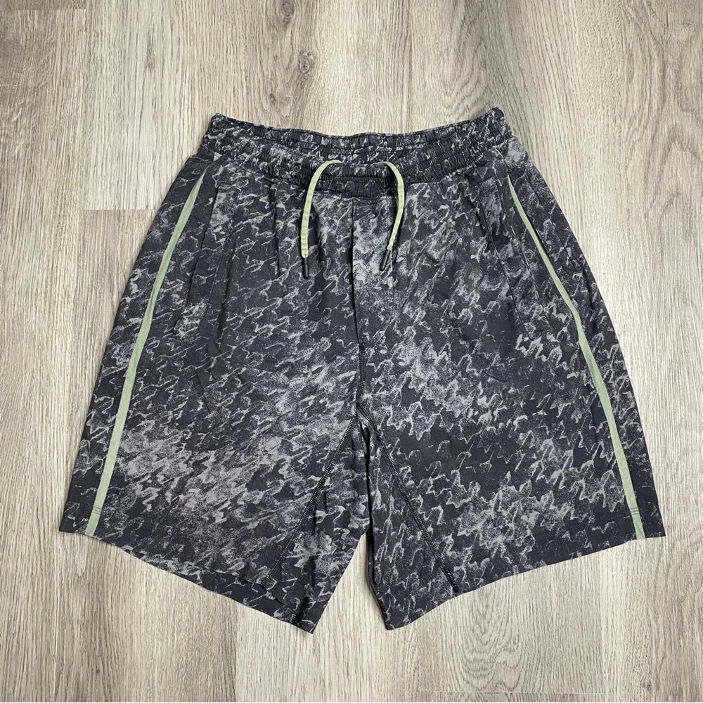 Lululemon Pace Breaker Lined Men’s 9”‎ Shorts Grey Black Pattern Size M Workout